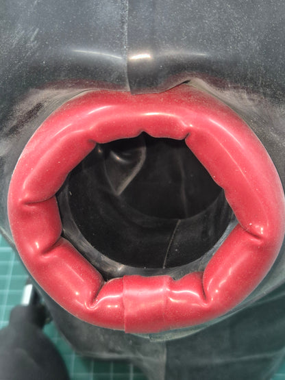 Aufblasbare Kapuze mit großem Knebel und Donut-Lippen